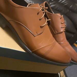 Lace up patent leather oxford